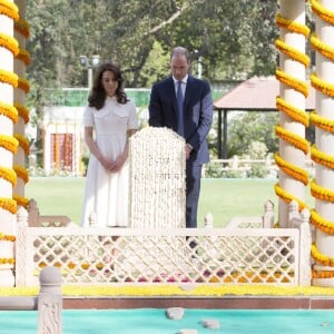 Kate Middleton, duchesse de Cambridge, a dû se déchausser pour arpenter pieds nus le jardin de Gandhi au musée (Gandhi Smriti) qui lui est dédié à New Delhi et où se trouve le mémorial érigé à l'endroit de son assassinat, le 11 avril 2016 dans le cadre de sa tournée royale en Inde avec le prince William.