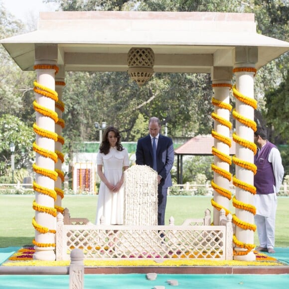 Kate Middleton, duchesse de Cambridge, a dû se déchausser pour arpenter pieds nus le jardin de Gandhi au musée (Gandhi Smriti) qui lui est dédié à New Delhi et où se trouve le mémorial érigé à l'endroit de son assassinat, le 11 avril 2016 dans le cadre de sa tournée royale en Inde avec le prince William.