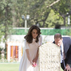 Kate Middleton, duchesse de Cambridge, a dû se déchausser pour arpenter pieds nus le jardin de Gandhi au musée (Gandhi Smriti) qui lui est dédié à New Delhi et où se trouve le mémorial érigé à l'endroit de son assassinat, le 11 avril 2016 dans le cadre de sa tournée royale en Inde avec le prince William.