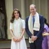 Kate Middleton, duchesse de Cambridge, a dû se déchausser pour arpenter pieds nus le jardin de Gandhi au musée (Gandhi Smriti) qui lui est dédié à New Delhi et où se trouve le mémorial érigé à l'endroit de son assassinat, le 11 avril 2016 dans le cadre de sa tournée royale en Inde avec le prince William.