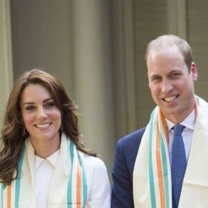 Kate Middleton, duchesse de Cambridge, a dû se déchausser pour arpenter pieds nus le jardin de Gandhi au musée (Gandhi Smriti) qui lui est dédié à New Delhi et où se trouve le mémorial érigé à l'endroit de son assassinat, le 11 avril 2016 dans le cadre de sa tournée royale en Inde avec le prince William.