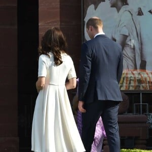 Kate Middleton, duchesse de Cambridge, a dû se déchausser pour arpenter pieds nus le jardin de Gandhi au musée (Gandhi Smriti) qui lui est dédié à New Delhi et où se trouve le mémorial érigé à l'endroit de son assassinat, le 11 avril 2016 dans le cadre de sa tournée royale en Inde avec le prince William.