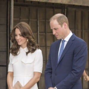 Kate Middleton, duchesse de Cambridge, a dû se déchausser pour arpenter pieds nus le jardin de Gandhi au musée (Gandhi Smriti) qui lui est dédié à New Delhi et où se trouve le mémorial érigé à l'endroit de son assassinat, le 11 avril 2016 dans le cadre de sa tournée royale en Inde avec le prince William.