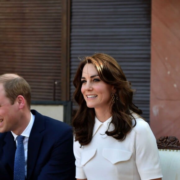 Kate Middleton, duchesse de Cambridge, a dû se déchausser pour arpenter pieds nus le jardin de Gandhi au musée (Gandhi Smriti) qui lui est dédié à New Delhi et où se trouve le mémorial érigé à l'endroit de son assassinat, le 11 avril 2016 dans le cadre de sa tournée royale en Inde avec le prince William.