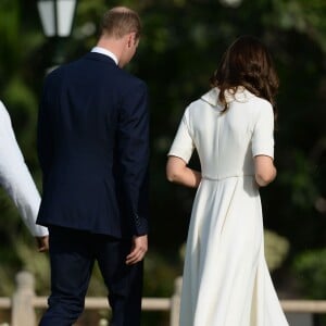 Kate Middleton, duchesse de Cambridge, a dû se déchausser pour arpenter pieds nus le jardin de Gandhi au musée (Gandhi Smriti) qui lui est dédié à New Delhi et où se trouve le mémorial érigé à l'endroit de son assassinat, le 11 avril 2016 dans le cadre de sa tournée royale en Inde avec le prince William.