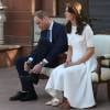 Kate Middleton, duchesse de Cambridge, a dû se déchausser pour arpenter pieds nus le jardin de Gandhi au musée (Gandhi Smriti) qui lui est dédié à New Delhi et où se trouve le mémorial érigé à l'endroit de son assassinat, le 11 avril 2016 dans le cadre de sa tournée royale en Inde avec le prince William.