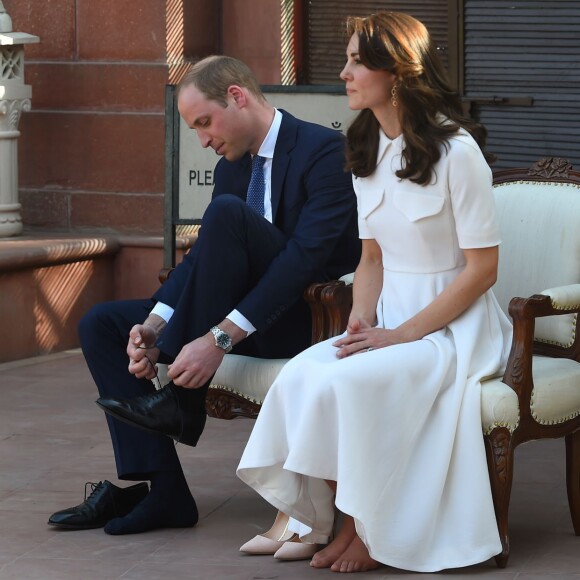 Kate Middleton, duchesse de Cambridge, a dû se déchausser pour arpenter pieds nus le jardin de Gandhi au musée (Gandhi Smriti) qui lui est dédié à New Delhi et où se trouve le mémorial érigé à l'endroit de son assassinat, le 11 avril 2016 dans le cadre de sa tournée royale en Inde avec le prince William.