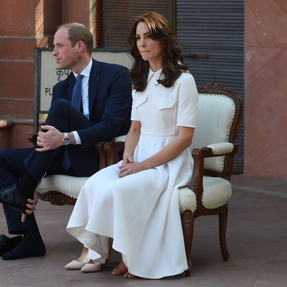 Kate Middleton, duchesse de Cambridge, a dû se déchausser pour arpenter pieds nus le jardin de Gandhi au musée (Gandhi Smriti) qui lui est dédié à New Delhi et où se trouve le mémorial érigé à l'endroit de son assassinat, le 11 avril 2016 dans le cadre de sa tournée royale en Inde avec le prince William.