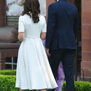 Kate Middleton, duchesse de Cambridge, a dû se déchausser pour arpenter pieds nus le jardin de Gandhi au musée (Gandhi Smriti) qui lui est dédié à New Delhi et où se trouve le mémorial érigé à l'endroit de son assassinat, le 11 avril 2016 dans le cadre de sa tournée royale en Inde avec le prince William.