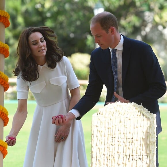 Kate Middleton, duchesse de Cambridge, a dû se déchausser pour arpenter pieds nus le jardin de Gandhi au musée (Gandhi Smriti) qui lui est dédié à New Delhi et où se trouve le mémorial érigé à l'endroit de son assassinat, le 11 avril 2016 dans le cadre de sa tournée royale en Inde avec le prince William.