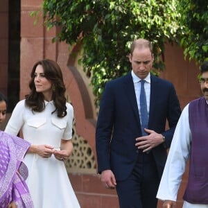 Kate Middleton, duchesse de Cambridge, a dû se déchausser pour arpenter pieds nus le jardin de Gandhi au musée (Gandhi Smriti) qui lui est dédié à New Delhi et où se trouve le mémorial érigé à l'endroit de son assassinat, le 11 avril 2016 dans le cadre de sa tournée royale en Inde avec le prince William.