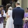 Kate Middleton, duchesse de Cambridge, a dû se déchausser pour arpenter pieds nus le jardin de Gandhi au musée (Gandhi Smriti) qui lui est dédié à New Delhi et où se trouve le mémorial érigé à l'endroit de son assassinat, le 11 avril 2016 dans le cadre de sa tournée royale en Inde avec le prince William.