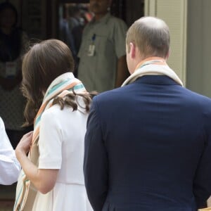 Kate Middleton, duchesse de Cambridge, a dû se déchausser pour arpenter pieds nus le jardin de Gandhi au musée (Gandhi Smriti) qui lui est dédié à New Delhi et où se trouve le mémorial érigé à l'endroit de son assassinat, le 11 avril 2016 dans le cadre de sa tournée royale en Inde avec le prince William.