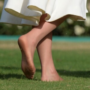 Abîmés, les pieds de la duchesse Catherine ont focalisé l'attention... Kate Middleton, duchesse de Cambridge, a dû se déchausser pour arpenter pieds nus le jardin de Gandhi au musée (Gandhi Smriti) qui lui est dédié à New Delhi et où se trouve le mémorial érigé à l'endroit de son assassinat, le 11 avril 2016 dans le cadre de sa tournée royale en Inde avec le prince William.