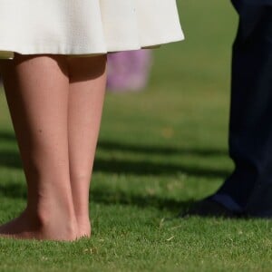 Abîmés, les pieds de la duchesse Catherine ont focalisé l'attention... Kate Middleton, duchesse de Cambridge, a dû se déchausser pour arpenter pieds nus le jardin de Gandhi au musée (Gandhi Smriti) qui lui est dédié à New Delhi et où se trouve le mémorial érigé à l'endroit de son assassinat, le 11 avril 2016 dans le cadre de sa tournée royale en Inde avec le prince William.