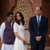 Kate Middleton, duchesse de Cambridge, s'est mise pieds nus à Gandhi Smriti, le musée dédié à Gandhi à New Delhi, le 11 avril 2016 lors de sa visite officielle en Inde avec le prince William.