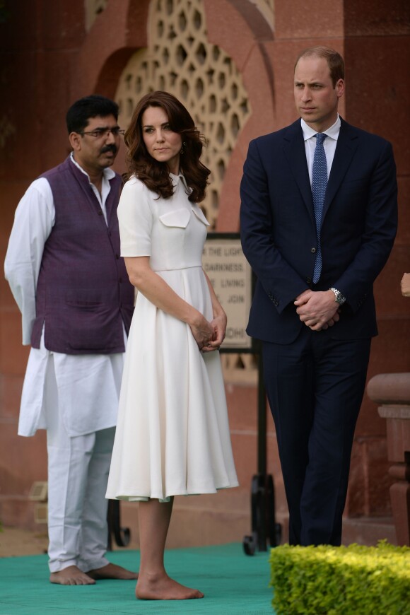 Kate Middleton, duchesse de Cambridge, s'est mise pieds nus à Gandhi Smriti, le musée dédié à Gandhi à New Delhi, le 11 avril 2016 lors de sa visite officielle en Inde avec le prince William.