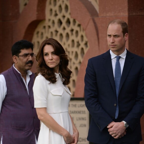 Kate Middleton, duchesse de Cambridge, s'est mise pieds nus à Gandhi Smriti, le musée dédié à Gandhi à New Delhi, le 11 avril 2016 lors de sa visite officielle en Inde avec le prince William.