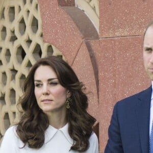 Kate Middleton, duchesse de Cambridge, s'est mise pieds nus à Gandhi Smriti, le musée dédié à Gandhi à New Delhi, le 11 avril 2016 lors de sa visite officielle en Inde avec le prince William.