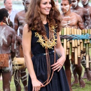 Kate Middleton pieds nus sur Tuvanipupu Island dans les Îles Salomon en septembre 2012.