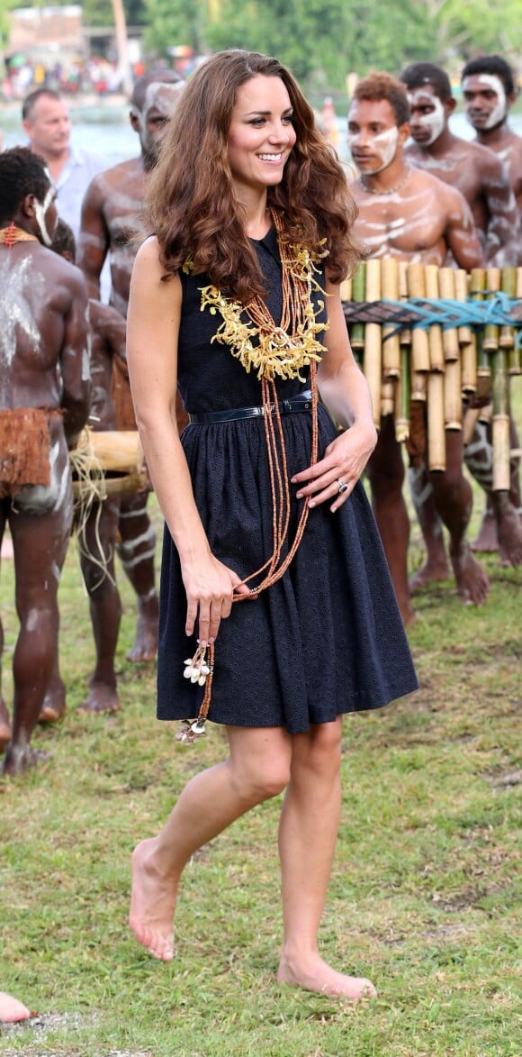 Kate Middleton pieds nus sur Tuvanipupu Island dans les Îles Salomon en septembre 2012.