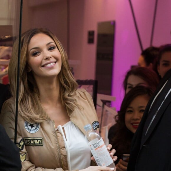Nabilla Benattia rencontre ses fans et inaugure la boutique éphémère (pop Up store) Boohoo rue Saint-Honoré à Paris le 8 avril 2016 08/04/2016 - Paris
