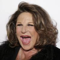 Lainie Kazan (Une nounou d'enfer) : Hospitalisée après un accident de voiture