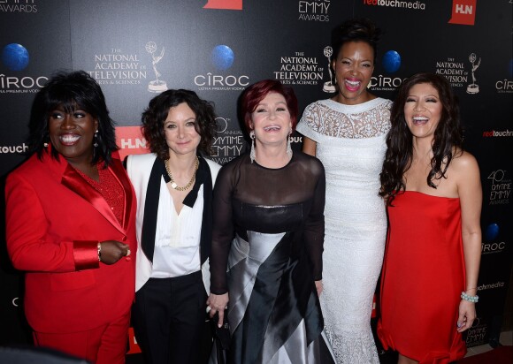 Sheryl Underwood, Sarah Gilbert, Sharon Osbourne, Aisha Tyler et Julie Chen à la 40e édition des Daytime Emmy Awards, à Beverly Hills, le 16 juin 2013.