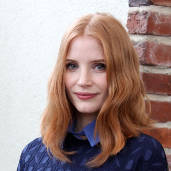 Jessica Chastain en conférence de presse pour le film Le Chasseur et la reine des glaces à West Hollywood le 9 avril 2016. Quelques jours plus tard, elle apprenait la mort à 57 ans de Dan Ireland, réalisateur canadien qui l'a révélée dans Jolene.