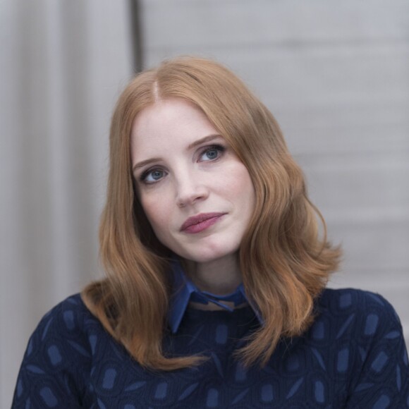 Jessica Chastain en conférence de presse pour le film Le Chasseur et la reine des glaces à West Hollywood le 9 avril 2016. Quelques jours plus tard, elle apprenait la mort à 57 ans de Dan Ireland, réalisateur canadien qui l'a révélée dans Jolene.