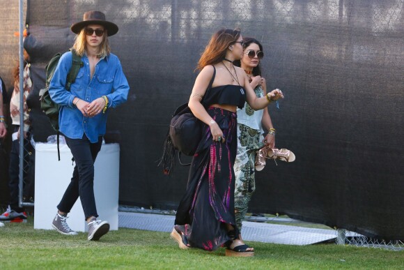 Vanessa Hudgens et sa soeur Stella ainsi que son petit ami Austin Butler lors du festival Coachella, le 15 avril 2016