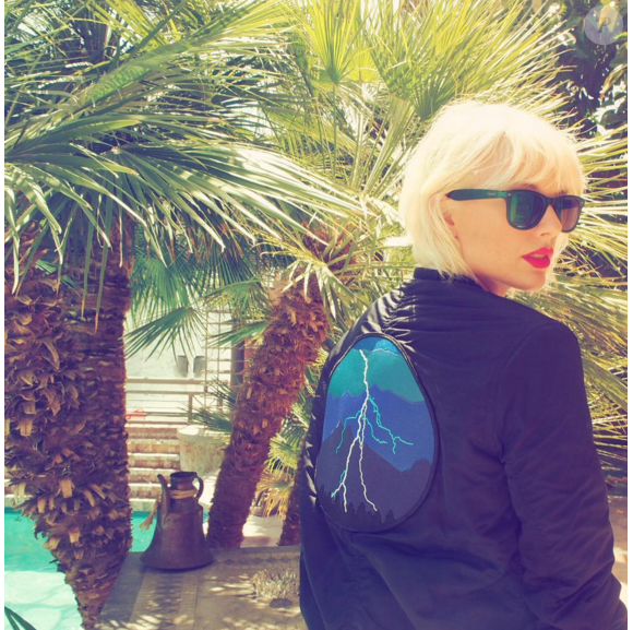 Taylor Swift blonde platine lors du festival Coachella, le 15 avril 2016