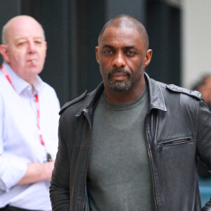Idris Elba quitte les studios de la BBC à Londres le 23 mars 2016.
