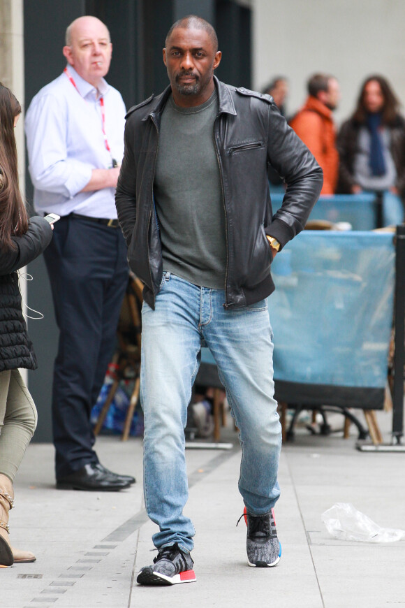 Idris Elba quitte les studios de la BBC à Londres le 23 mars 2016.
