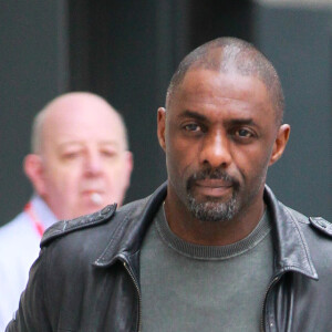 Idris Elba quitte les studios de la BBC à Londres le 23 mars 2016