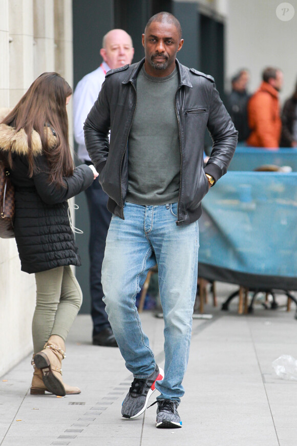 Idris Elba quitte les studios de la BBC à Londres le 23 mars 2016