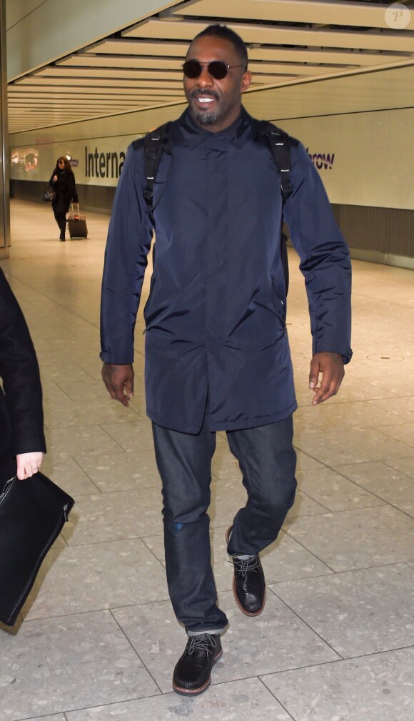 Idris Elba arrive à l'aéroport de Heathrow à Londres, le 25 février 2015.