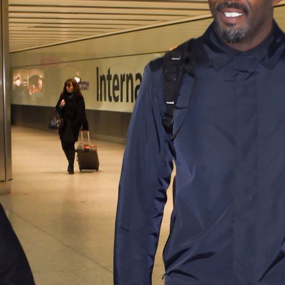Idris Elba arrive à l'aéroport de Heathrow à Londres, le 25 février 2015.