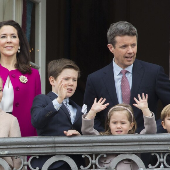 Mary et Frederik avec leurs enfants. La famille royale de Danemark au complet célébrait le 76e anniversaire de la reine Margrethe II, le 16 avril 2016, en apparaissant aux balcons du palais Christian IX à Amalienborg, à Copenhague, avant un déjeuner privé. Outre le prince Henrik, le prince Frederik et la princesse Mary, avec leurs enfants Christian, Isabella, Vincent et Josephine, et le prince Joachim et la princesse Marie, avec leurs enfants Nikolai, Felix, Henrik et Athena, étaient au rendez-vous.