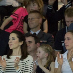 Le prince Frederik et la princesse Mary de Danemark ont assisté ensemble à un tournoi de qualification olympique pour les épreuves de natation à Copenhague, le 15 avril 2016.