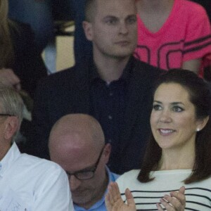Le prince Frederik et la princesse Mary de Danemark ont assisté ensemble à un tournoi de qualification olympique pour les épreuves de natation à Copenhague, le 15 avril 2016.