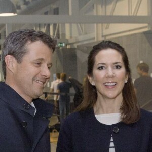 Le prince Frederik et la princesse Mary de Danemark ont assisté ensemble à un tournoi de qualification olympique pour les épreuves de natation à Copenhague, le 15 avril 2016.