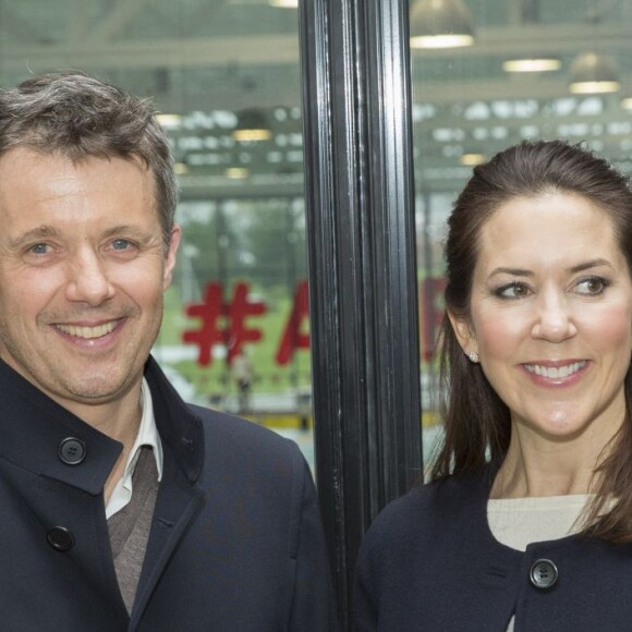 Le prince Frederik et la princesse Mary de Danemark ont assisté ensemble à un tournoi de qualification olympique pour les épreuves de natation à Copenhague, le 15 avril 2016.