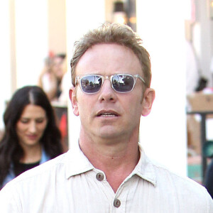 Ian Ziering et sa femme Erin Ludwig se promènent avec leur fille Mia dans les rues de Los Angeles. Le 23 mars 2016