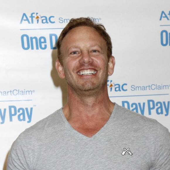 Ian Ziering à la soirée d'inauguration de 'Duck Hits The Gym' à New York. Aflac est une entreprise américaine basée à Columbus, en Géorgie, et qui vend des assurances vie et des complémentaires santé aux États-Unis et au Japon. Le 3 décembre 2015