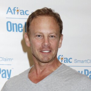 Ian Ziering à la soirée d'inauguration de 'Duck Hits The Gym' à New York. Aflac est une entreprise américaine basée à Columbus, en Géorgie, et qui vend des assurances vie et des complémentaires santé aux États-Unis et au Japon. Le 3 décembre 2015