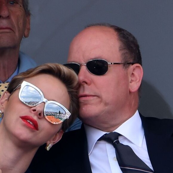 Le prince Albert II et la princesse Charlene de Monaco sont apparus très complices dans les tribunes au Monte-Carlo Rolex Masters 2016 lors de la finale opposant Rafael Nadal et Gaël Monfils au Monte-Carlo Country Club à Roquebrune-Cap-Martin, le 17 avril 2016. © Bruno Bebert/Bestimage