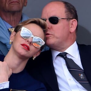 Le prince Albert II et la princesse Charlene de Monaco sont apparus très complices dans les tribunes au Monte-Carlo Rolex Masters 2016 lors de la finale opposant Rafael Nadal et Gaël Monfils au Monte-Carlo Country Club à Roquebrune-Cap-Martin, le 17 avril 2016. © Bruno Bebert/Bestimage