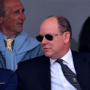 Le prince Albert II et la princesse Charlene de Monaco sont apparus très complices dans les tribunes au Monte-Carlo Rolex Masters 2016 lors de la finale opposant Rafael Nadal et Gaël Monfils au Monte-Carlo Country Club à Roquebrune-Cap-Martin, le 17 avril 2016. © Bruno Bebert/Bestimage