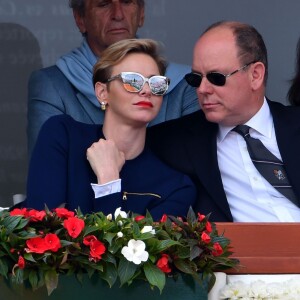 Le prince Albert II et la princesse Charlene de Monaco sont apparus très complices dans les tribunes au Monte-Carlo Rolex Masters 2016 lors de la finale opposant Rafael Nadal et Gaël Monfils au Monte-Carlo Country Club à Roquebrune-Cap-Martin, le 17 avril 2016. © Bruno Bebert/Bestimage